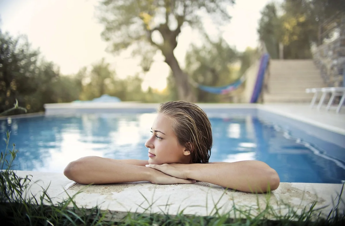 Comment cacher une piscine hors sol avec style en 2026 : astuces et idées déco